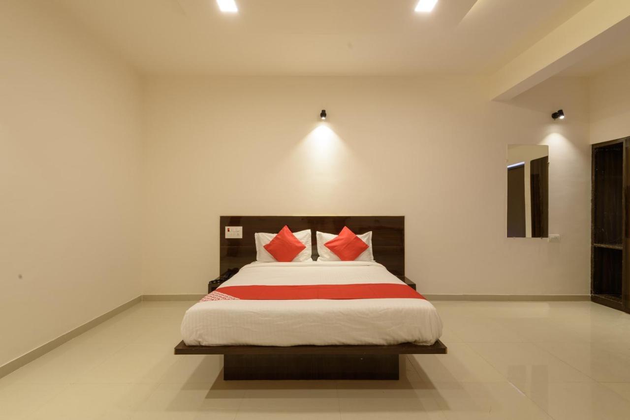Oyo 22964 Kundan Lawns Hotel Shirdi Eksteriør billede