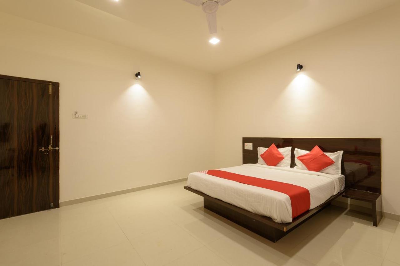 Oyo 22964 Kundan Lawns Hotel Shirdi Eksteriør billede
